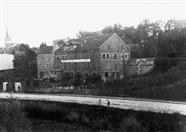 Blick vom Bahndamm über die Bückebergstraße (später B 1) auf die „Hosenträgerfabrik“ im ehemaligen Brauereigebäude um 1938