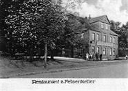 Die Gaststätte „Zum Felsenkeller“ an der Elzerstraße, davor Wirt Henry Wittenberg mit Frau Lina und Familie 1929